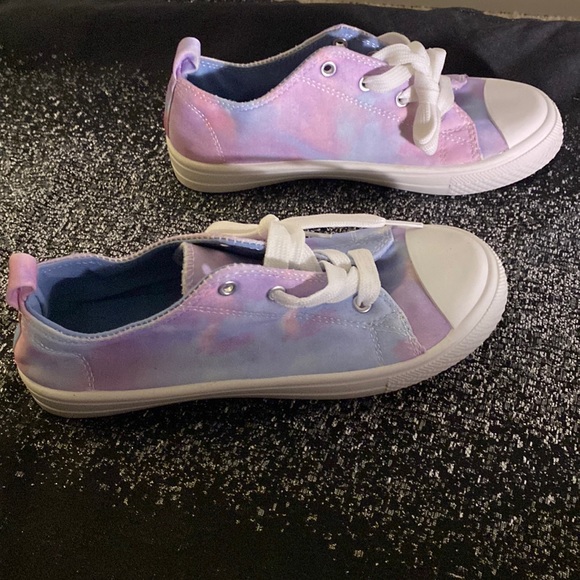 Sneakers - Picture 4 of 11